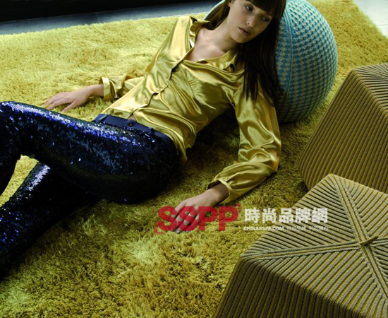 百變?cè)煨捅壤麜r(shí)Casalis布藝沙發(fā)溫馨